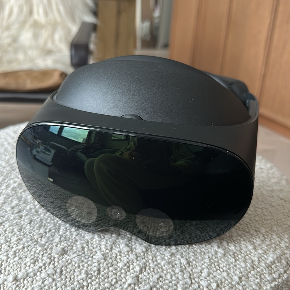 Meta Oculus Quest Pro VR headset - with accessories